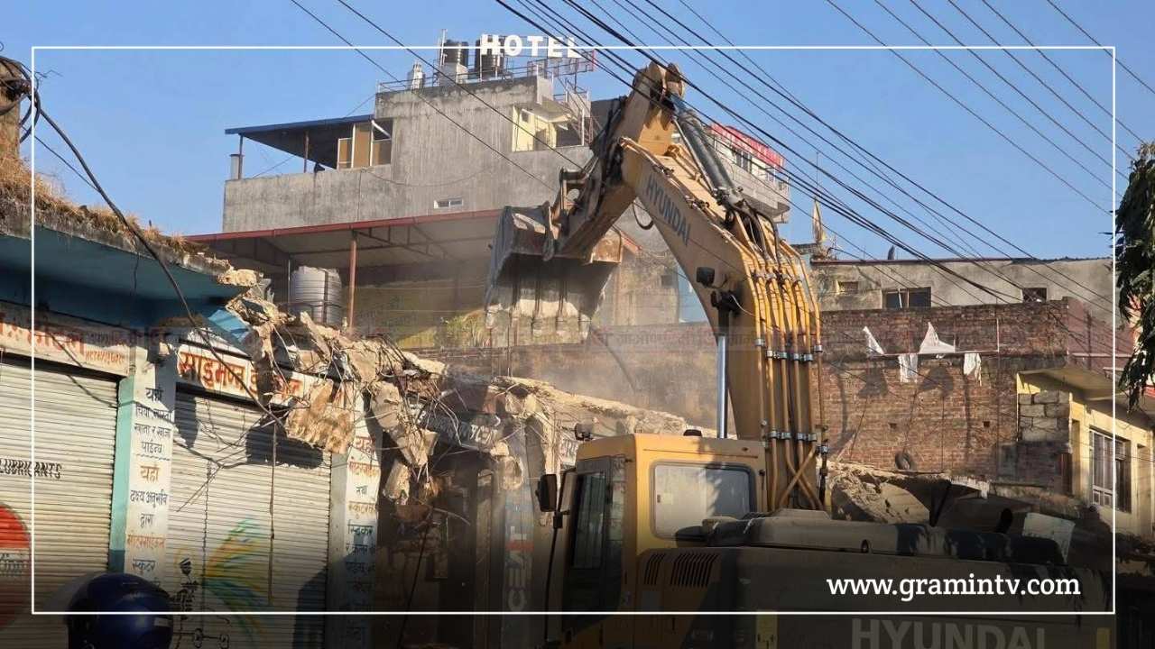 हेटौंडामा सडक विस्तार तीव्र, रेखाङ्कभित्रका संरचना हटाउन सुरक्षाकर्मी परिचालन